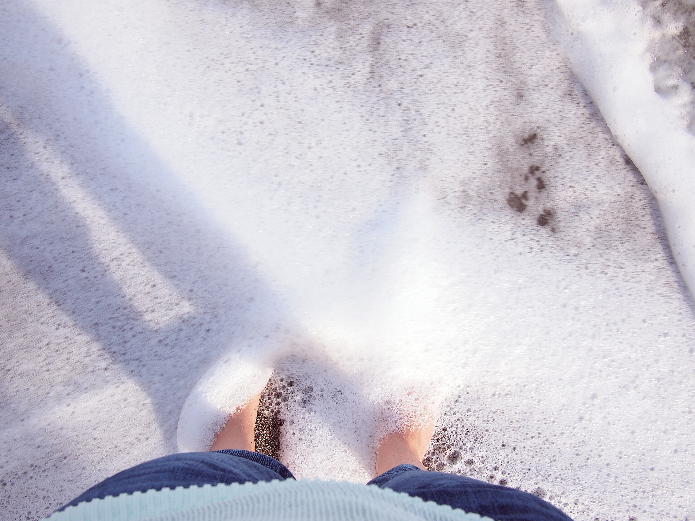 Ноги снежок. Ноги в снегу. Ноги на снегу вид сверху. Ноги в сугробе. Женские ноги на снегу.
