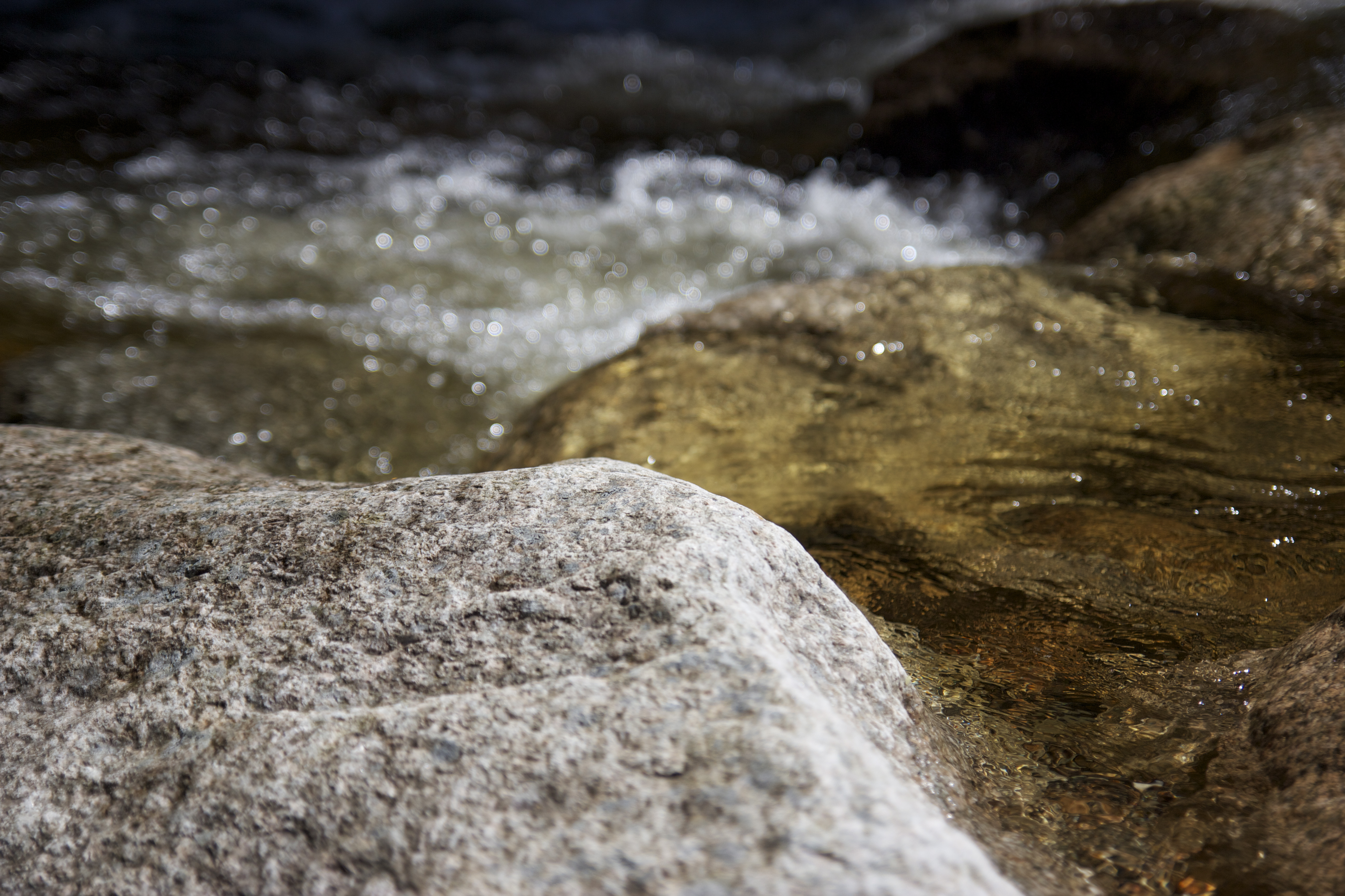 Пошла вода на камень. Камни в воде. Мокрый камень. Ручей в песке. Камни скалы вода.