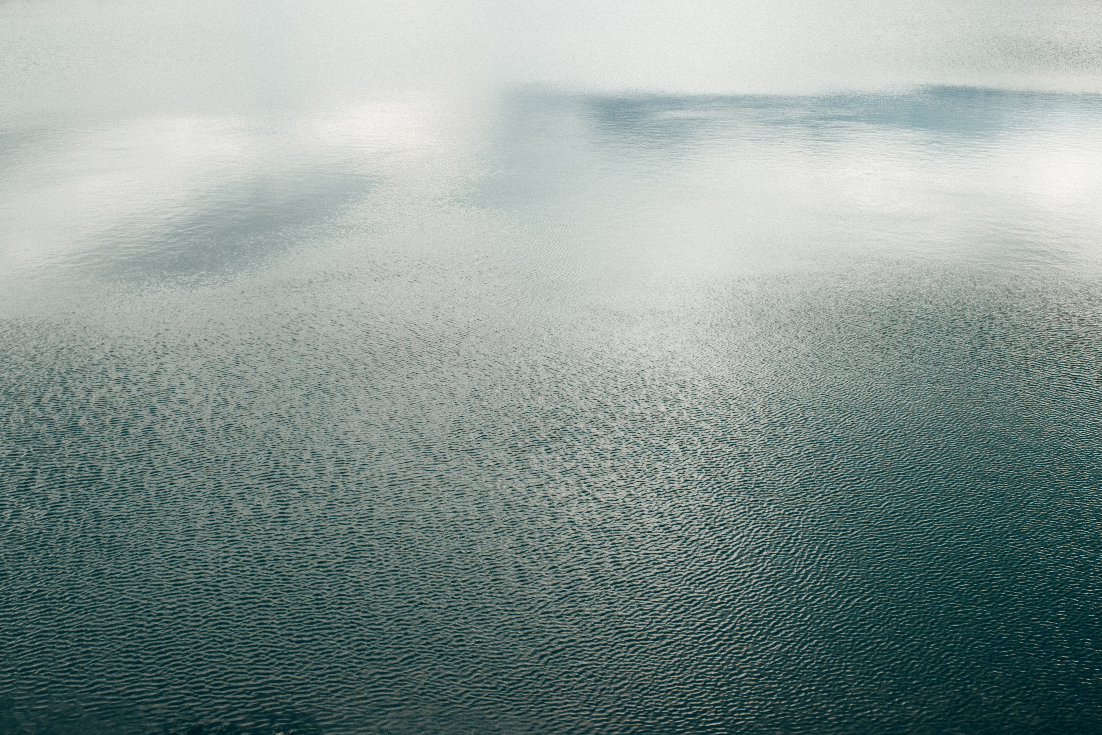 Поверхность океана покрыта. Море серый фон. Текстура водного зеркала. Эффект отражения в воде. Серая вода фото.